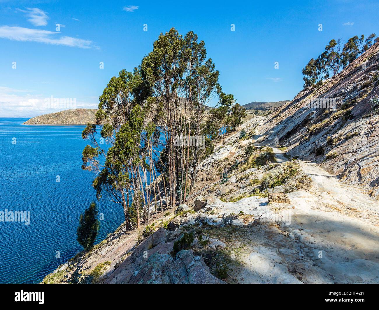 Sentiero collinare con vista lago Titicaca a Isla del Sol (l'Isola del Sole). Foto Stock