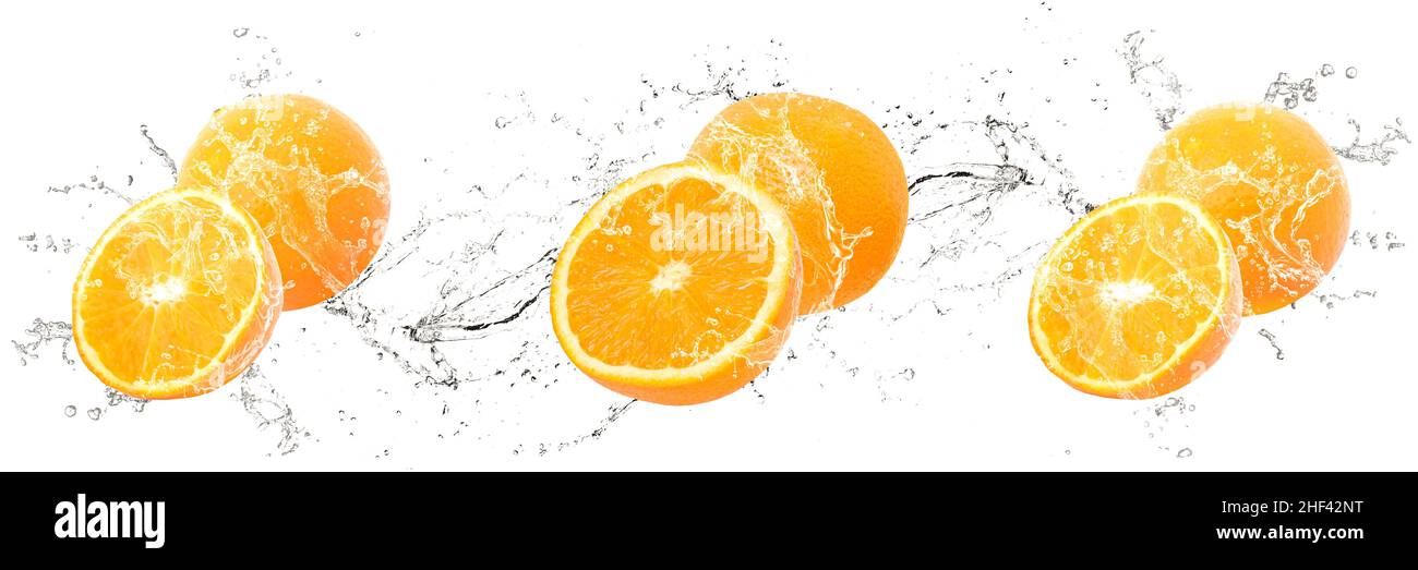 Arance fresche e fette con acqua splash e gocce su fondo bianco isolato, Citrus frutta rende Foto Stock