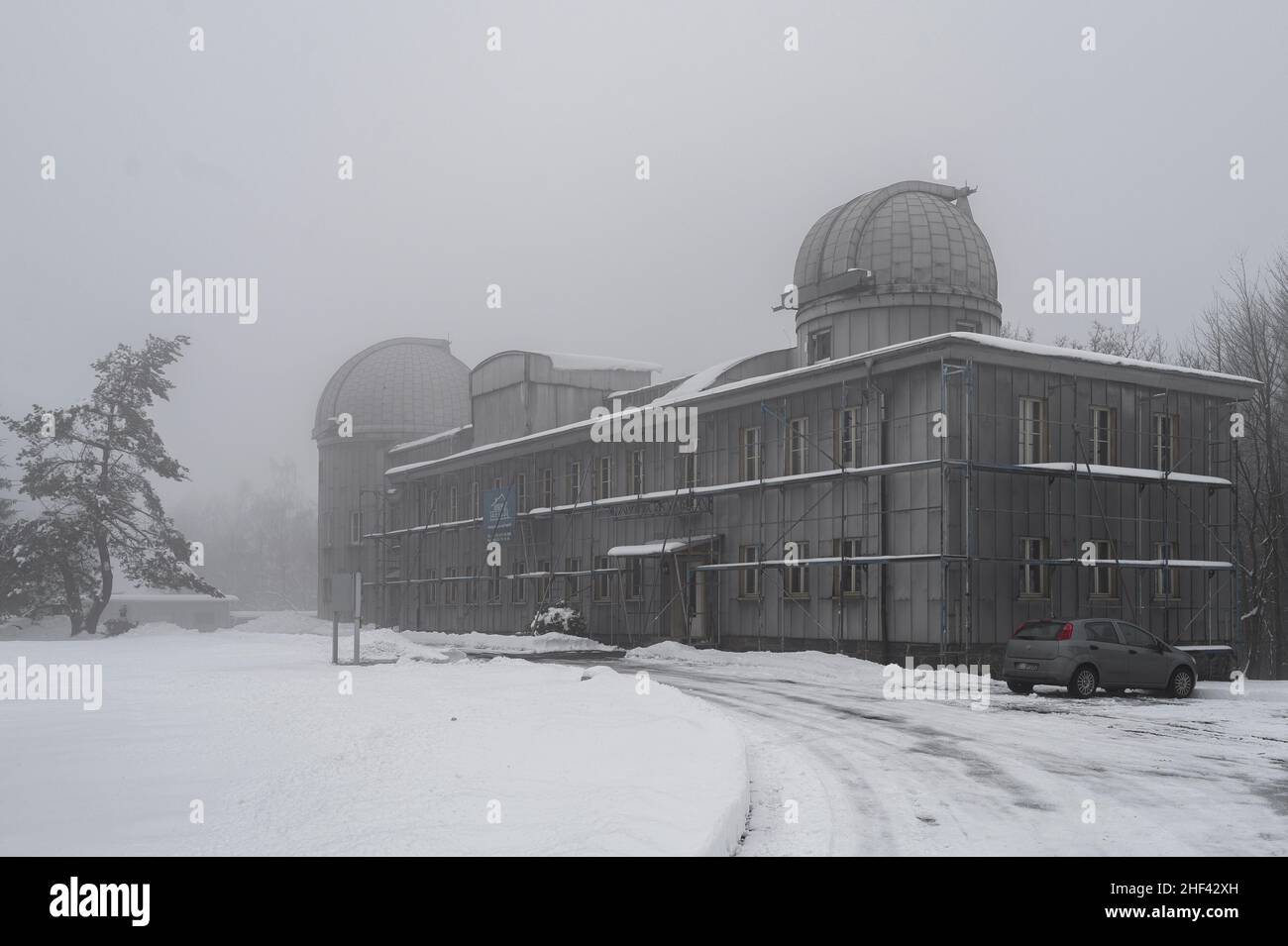 Sonneberg, Germania. 13th Jan 2022. Vista sul più grande edificio  dell'osservatorio di Sonneberg. Nella cupola sinistra si trova un telescopio  Schmidt. Alcuni edifici dell'osservatorio di Sonneberg sono in fase di  ristrutturazione o