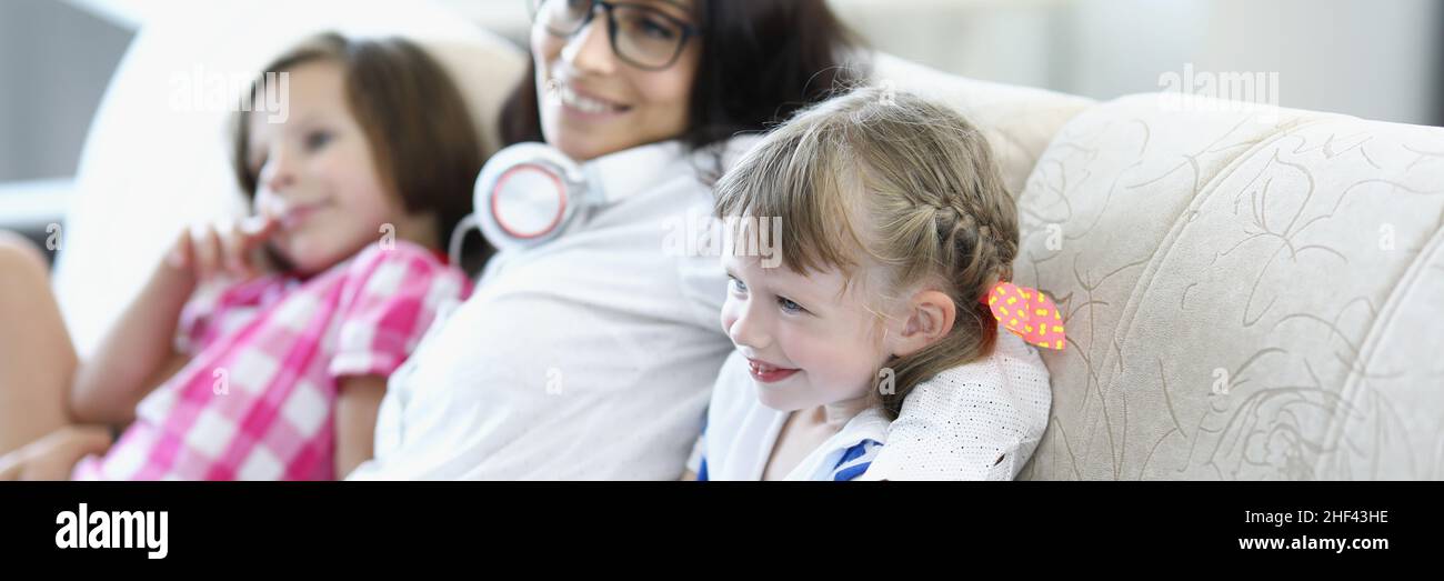 I bambini adorano guardare la tv Foto Stock