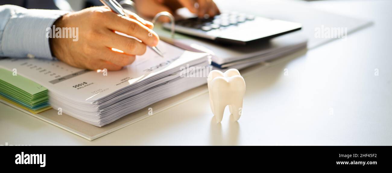 Fattura del dentista e documenti fiscali alla scrivania Foto Stock