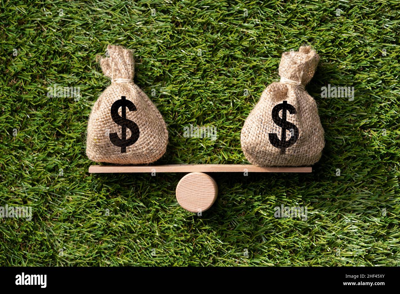 Equilibrio patrimoniale e giustizia. Bilance economiche Foto Stock