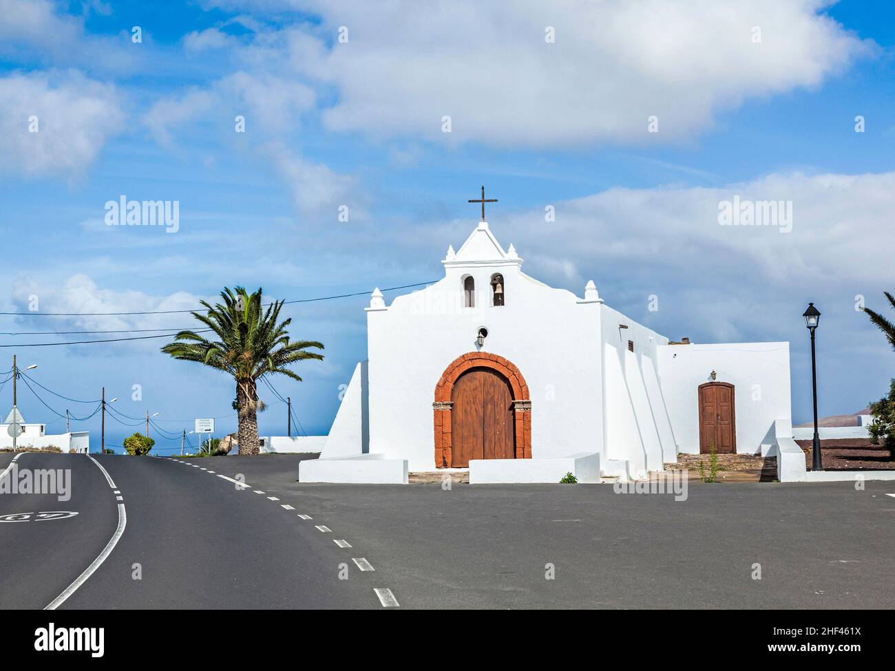 Spagna Isole Canarie Lanzarote graziosa cappella dipinta di bianco che si affaccia sull'Oceano Atlantico Foto Stock