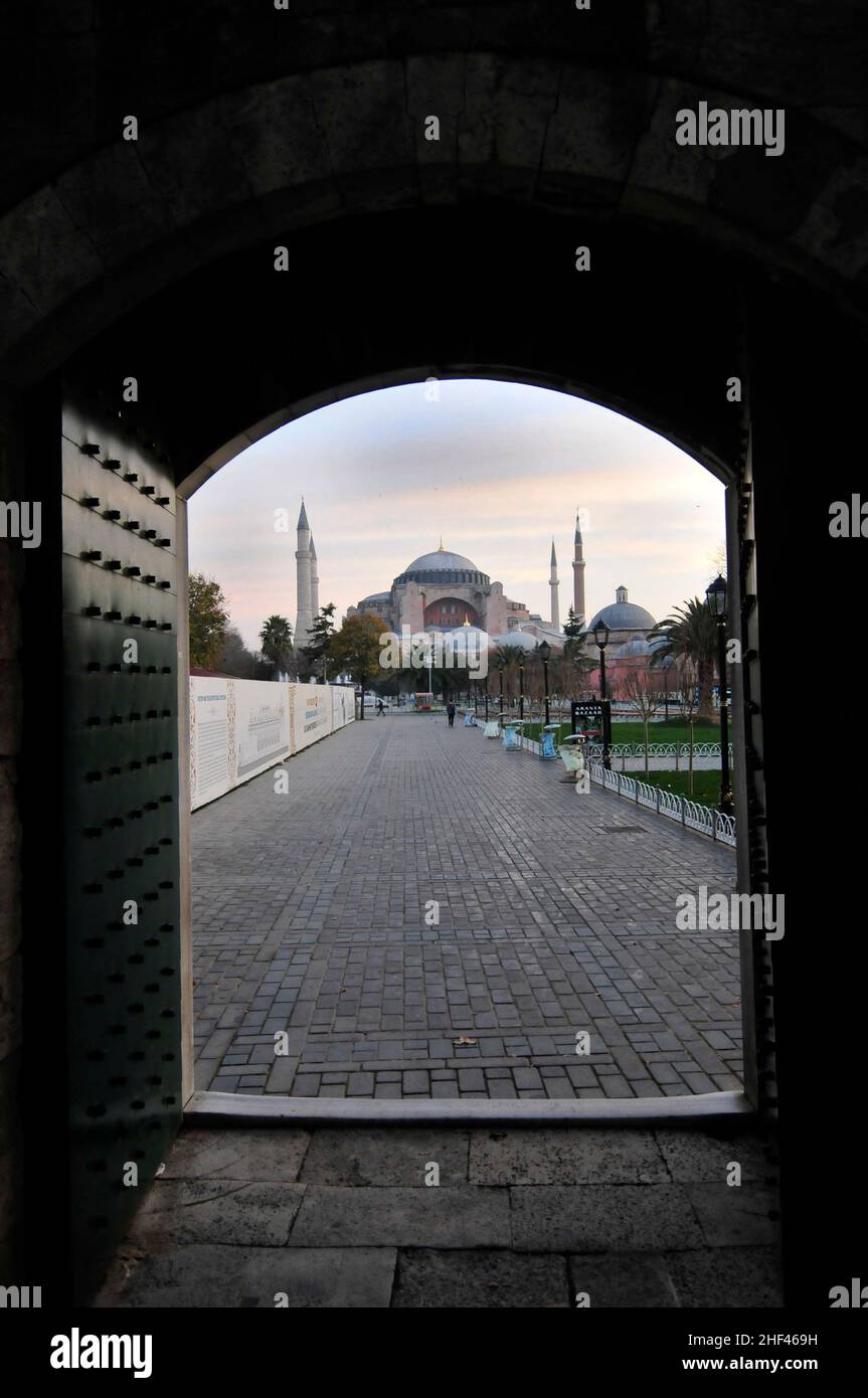 Aya Sofya è un'ex chiesa bizantina usata oggi come moschea e museo. Istanbul, Turchia. Foto Stock