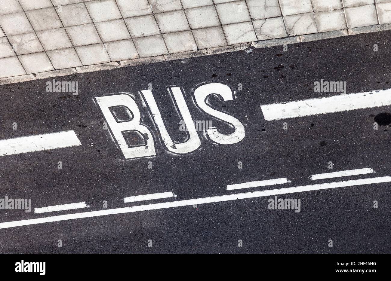 Fermata bus segno dipinto su asfalto Foto Stock