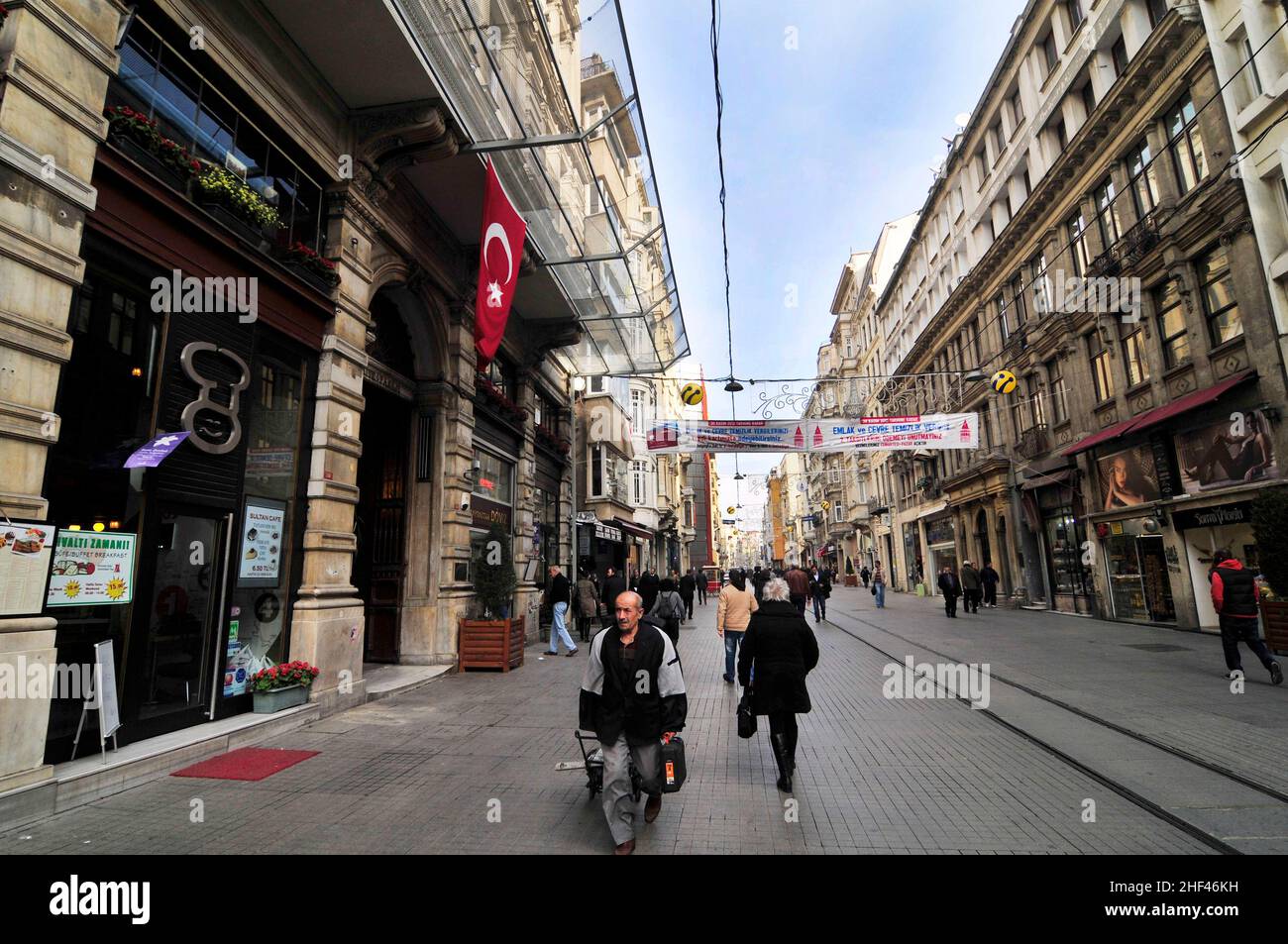 İstiklal Avenue (Independence Avenue) a Beyoğlu, Istanbul, Turchia. Foto Stock