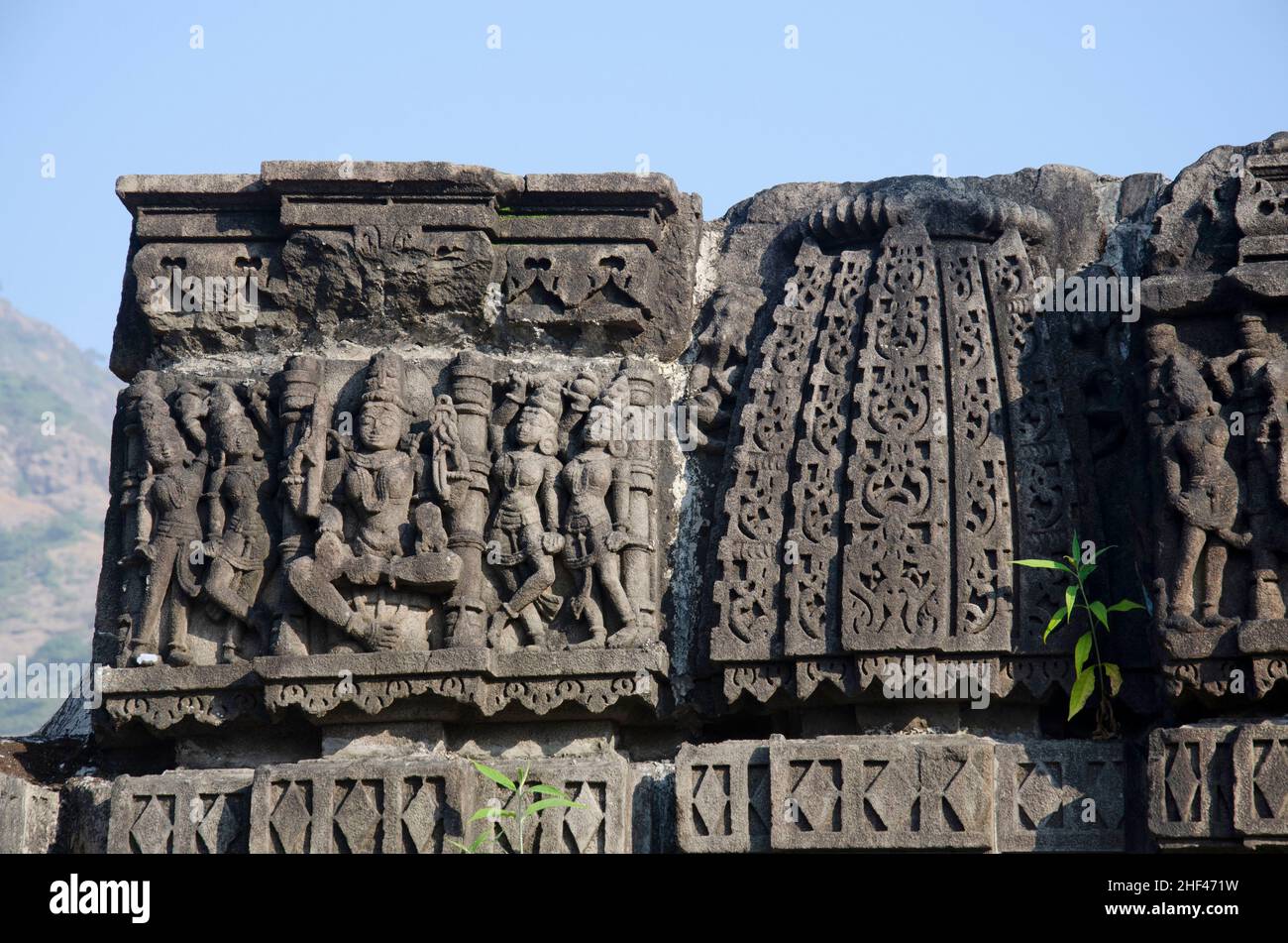 Idolo scolpito sulla parete esterna del Tempio di Kukdeshwar, dedicato a Lord Shiva, si trova sulle rive del fiume Kukdi, situato a Junnar, vicino Pune, Mahara Foto Stock