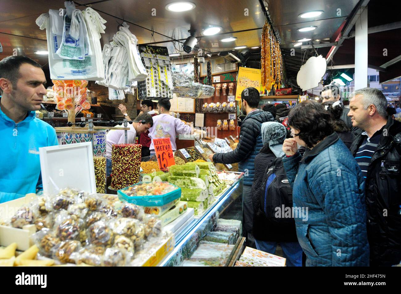 I vivaci bazar intorno al bazar egiziano a Istanbul, Turchia. Foto Stock