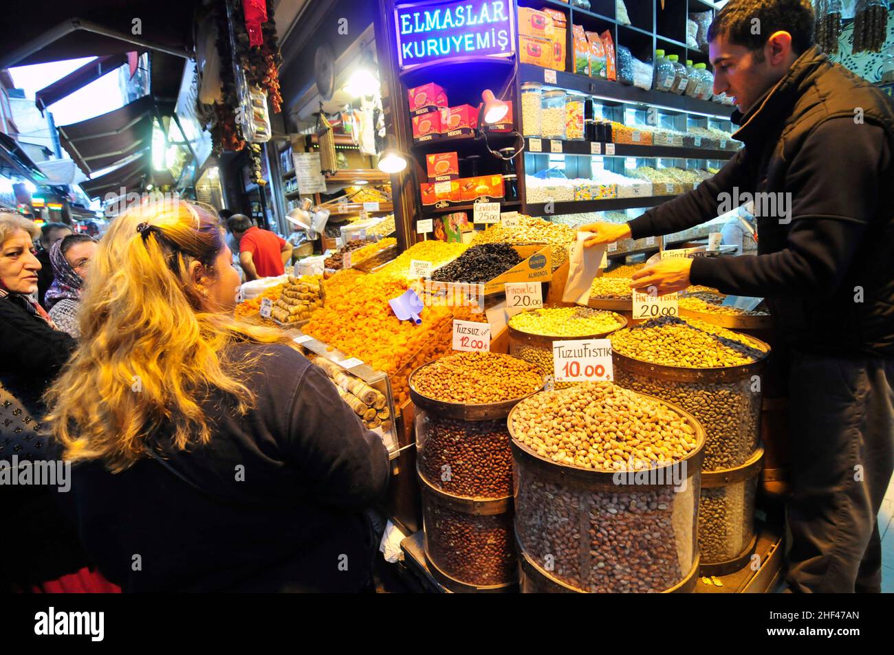 Venditore di frutta secca nei vivaci mercati di Eminönü, Istanbul, Turchia. Foto Stock