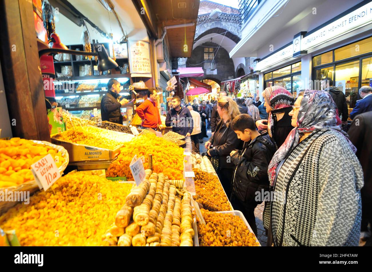 Venditore di frutta secca nei vivaci mercati di Eminönü, Istanbul, Turchia. Foto Stock