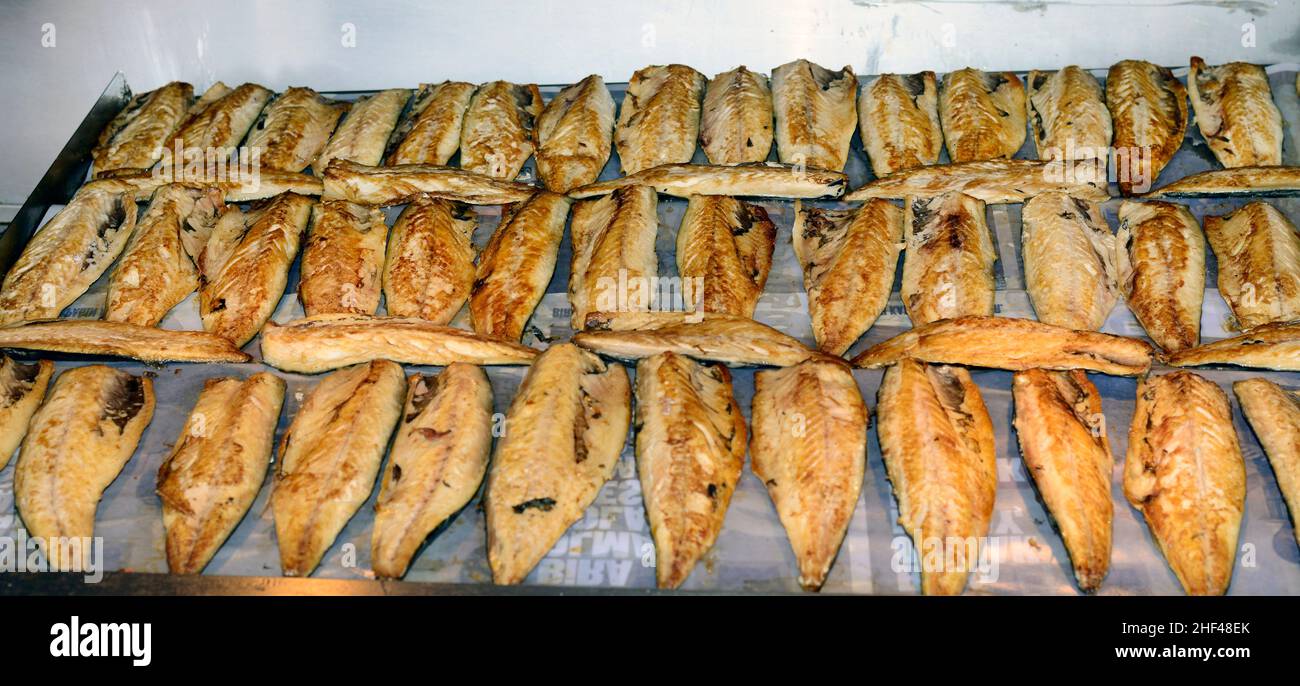 Preparazione di un panino di pesce sgombro sul ponte Galata di Istanbul. Foto Stock