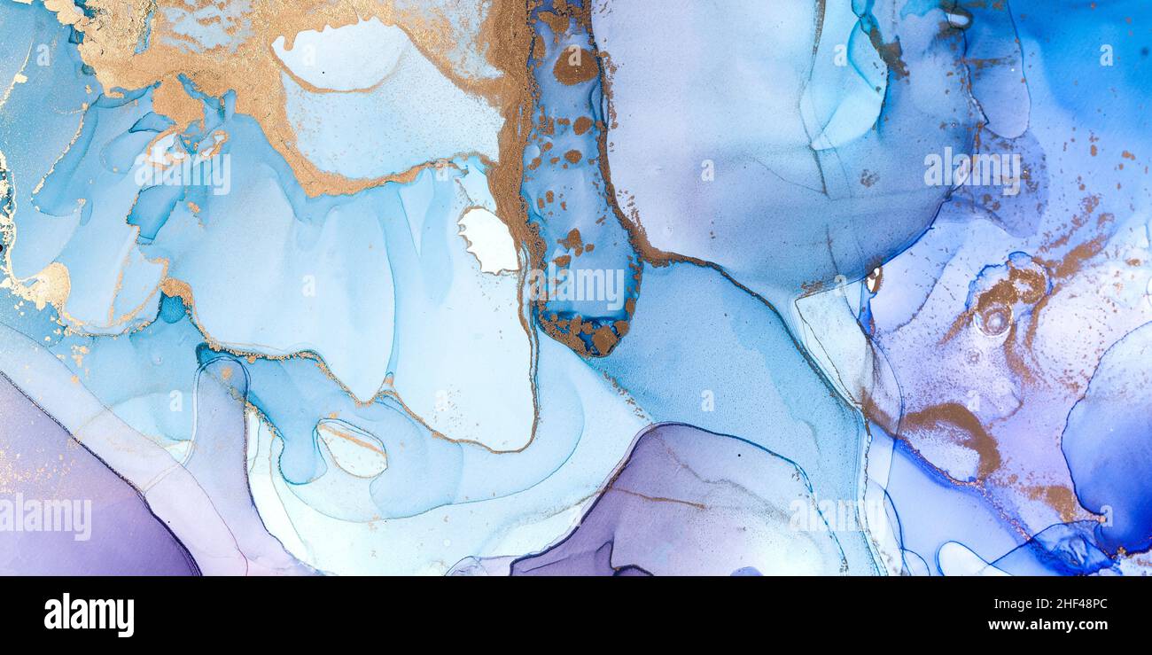 Fondo astratto blu con pigmenti d'oro. La tecnica dell'inchiostro alcolico. Pittura acquerello. Foto Stock