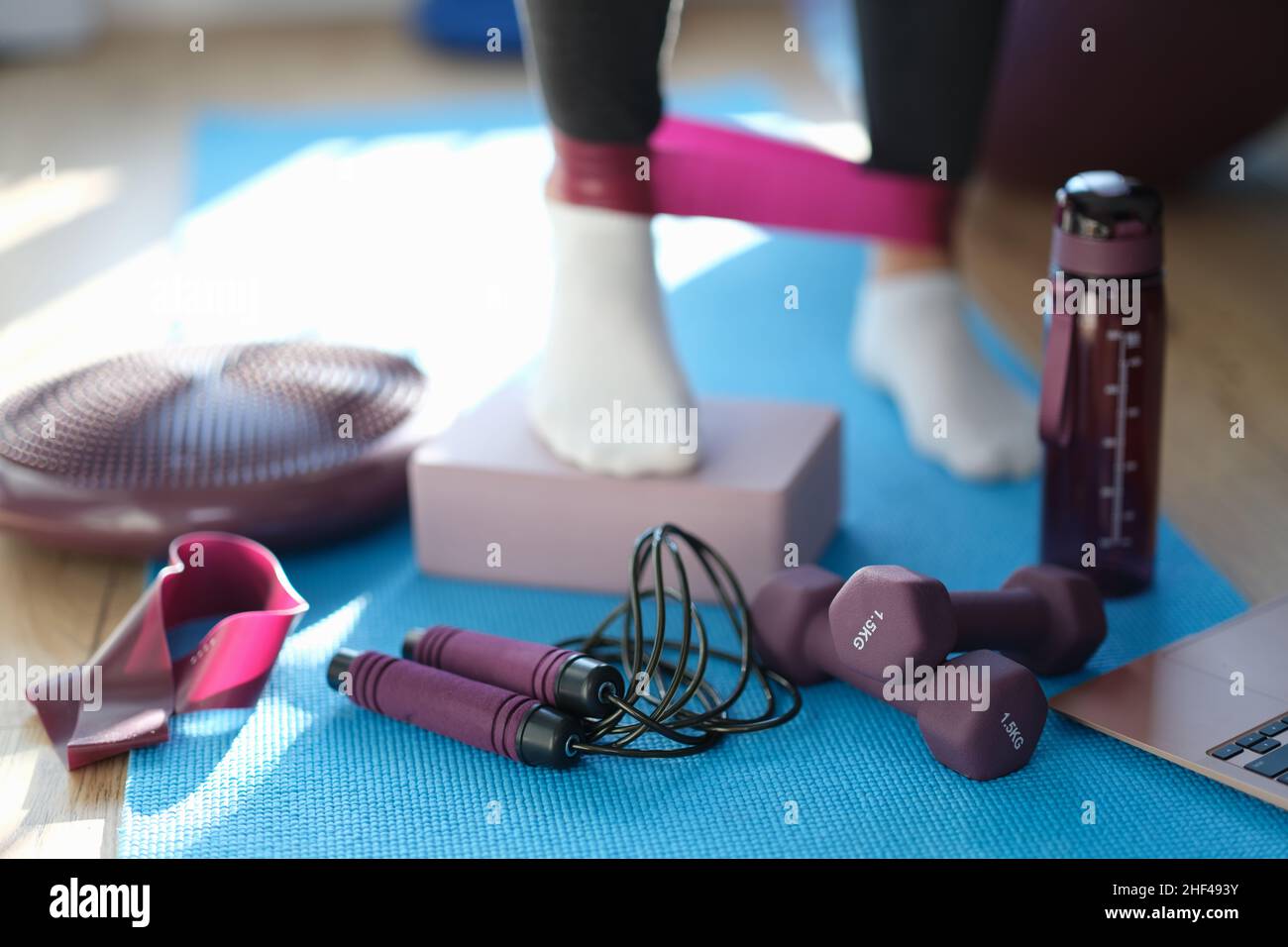 Fascia elastica rosa sulla caviglia per il fitness, primo piano Foto Stock