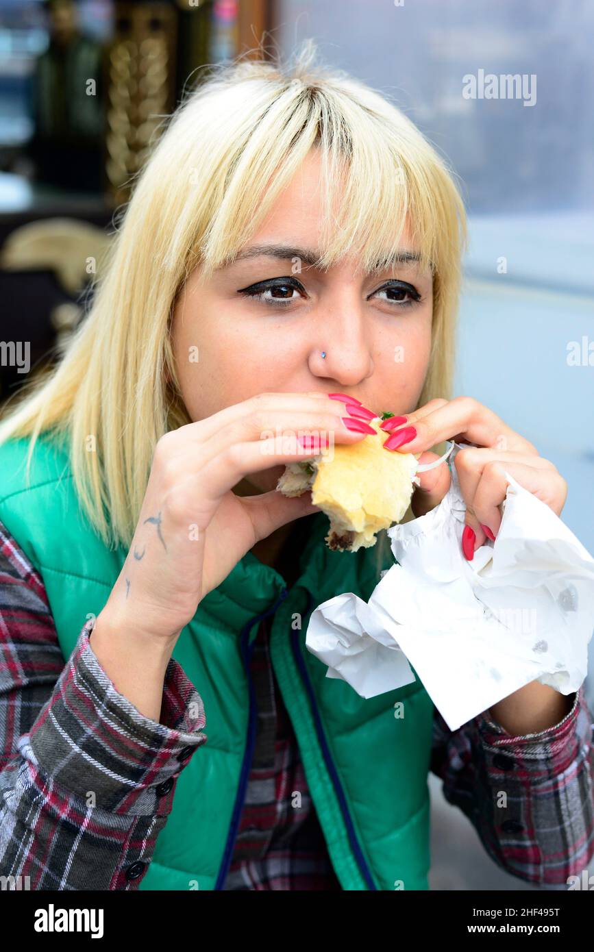 Pesce sgombro alla griglia per i famosi sandwich di pesce serviti da barche colorate presso il ponte Galata di Istanbul, Turchia. Foto Stock