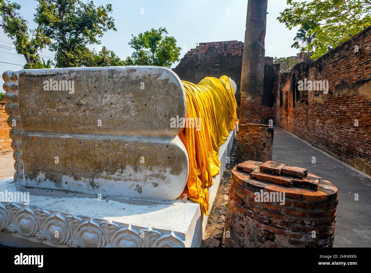 Il Buddha sdraiato vestito in foulard giallo nel tempio di Wat Yai Chai Mongkol- Foto Stock