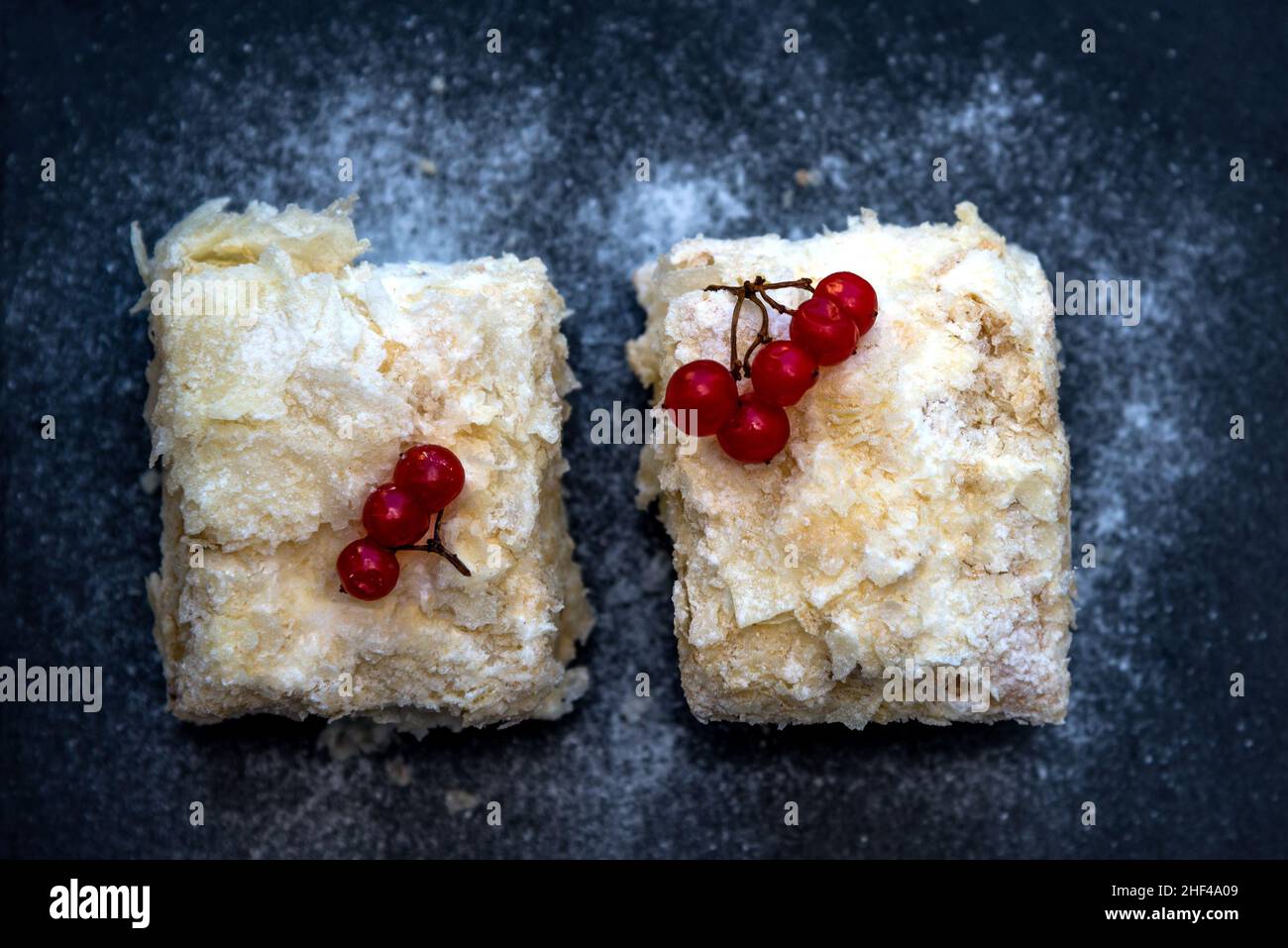Due fette di torta Napoleone Foto Stock