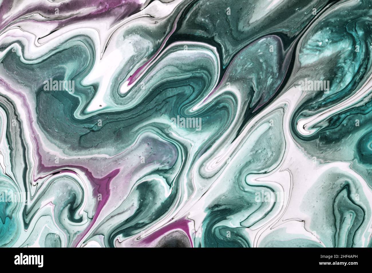 Astratto fluido arte sfondo verde e bianco colori. Marmo liquido. Pittura acrilica su tela con linee viola e sfumatura. Sfondo smeraldo con Foto Stock