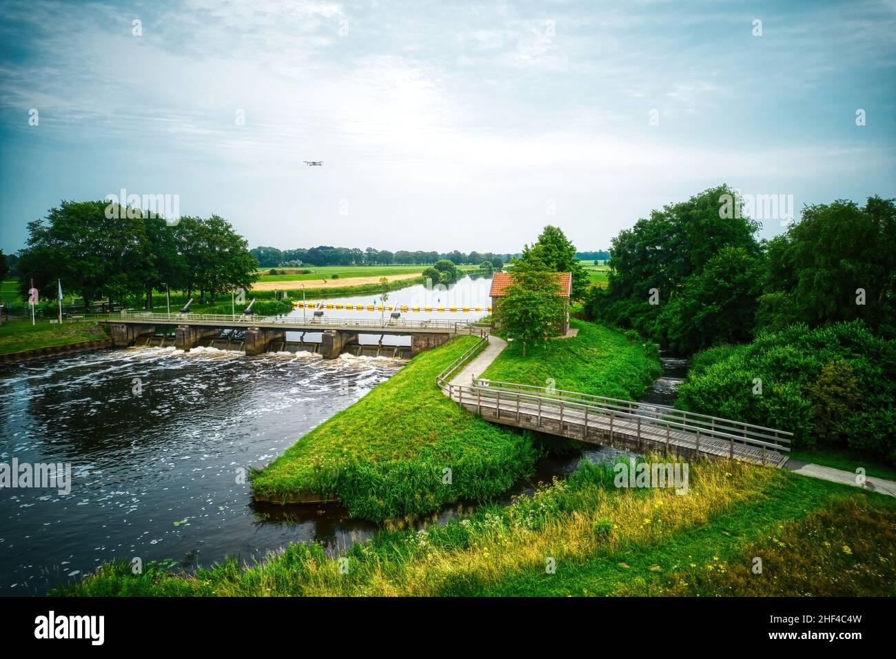 Vista del fiume Vecht, bellissimo cielo blu e pista ciclabile. Ponte e stramazzo nel fiume. Drone volante nel cielo. Dalfsen Paesi Bassi Foto Stock