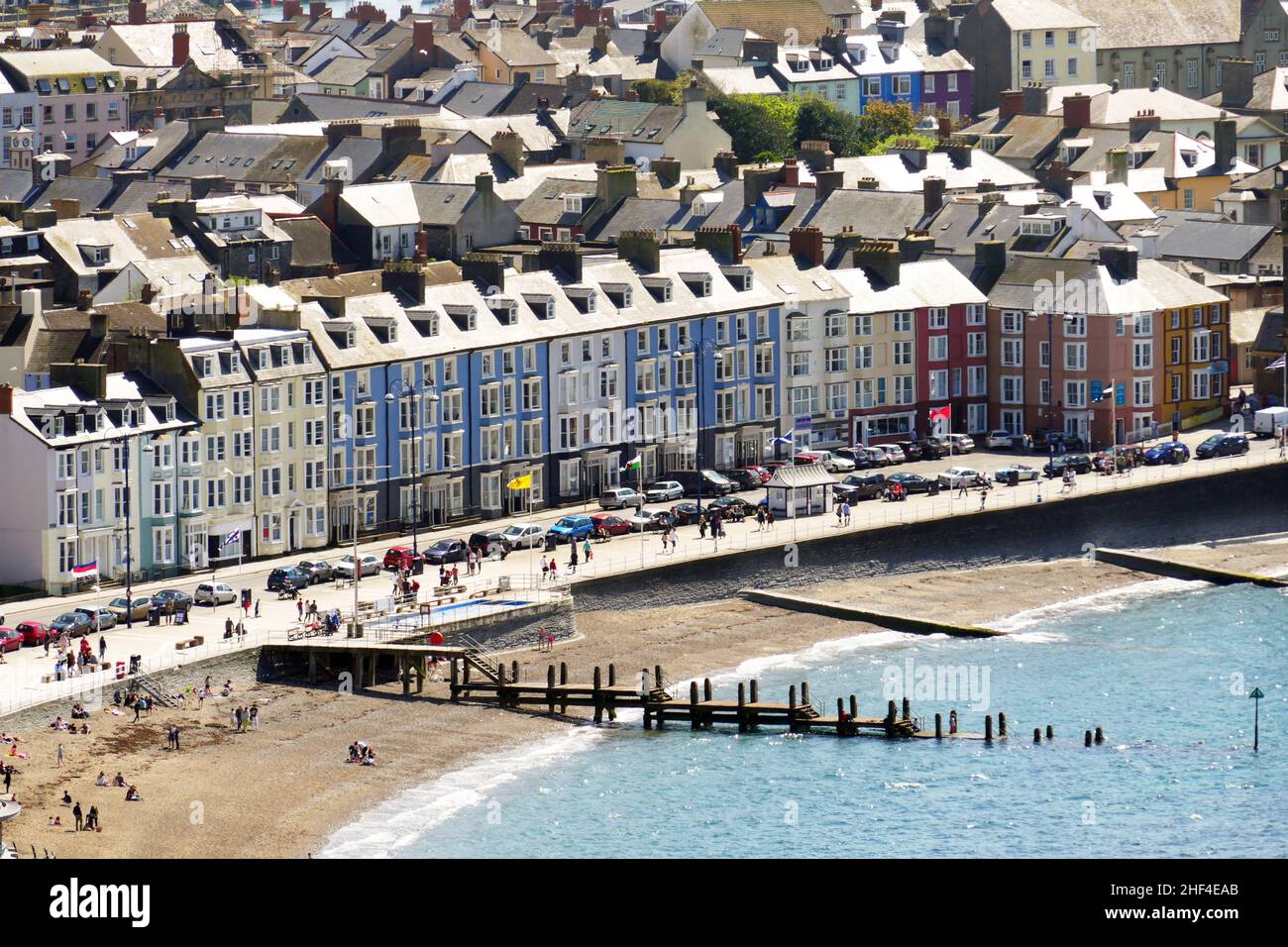 Vista aerea di Aberystwyth fronte mare e Victoria Terrwaterace dalla collina che domina la città Foto Stock