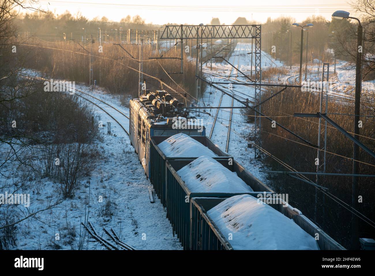 locomotiva elettrica che spinge le auto a carbone verso la centrale durante un inverno molto freddo Foto Stock