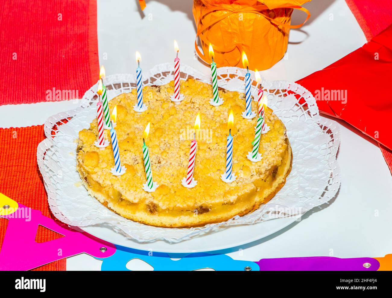 torta di compleanno con 12 candele di compleanno in fiamme Foto stock -  Alamy