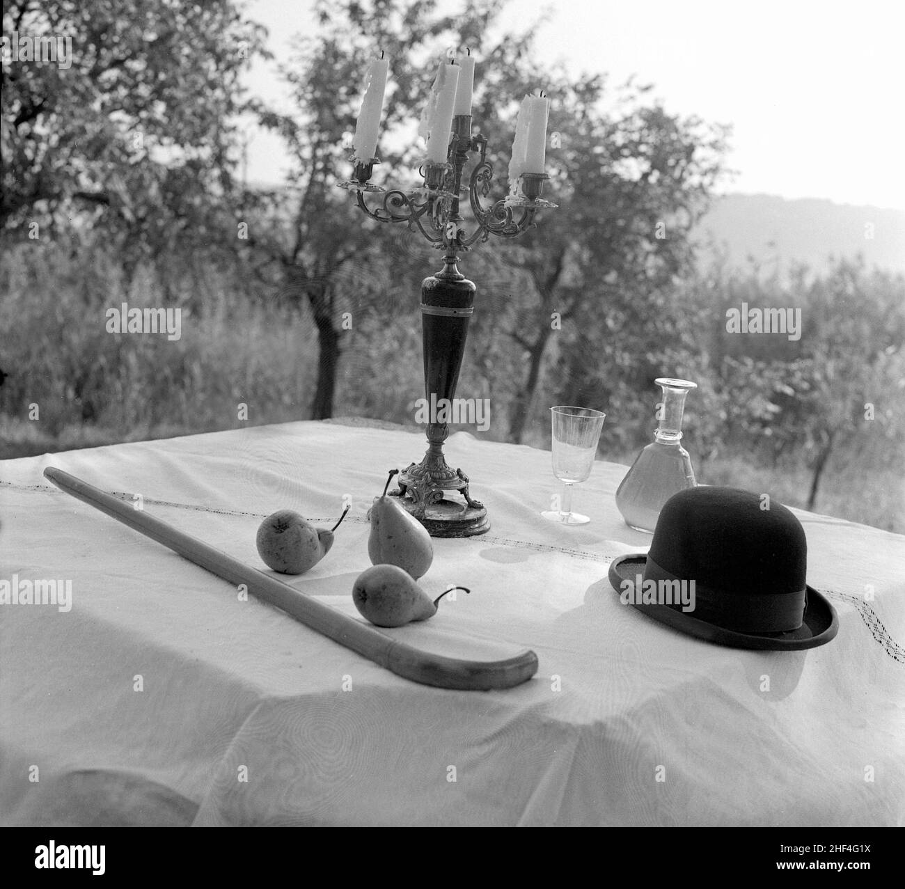 Ambiente esterno su un tavolo di pietra con oggetti classici del XIX secolo in vecchio stile Foto Stock