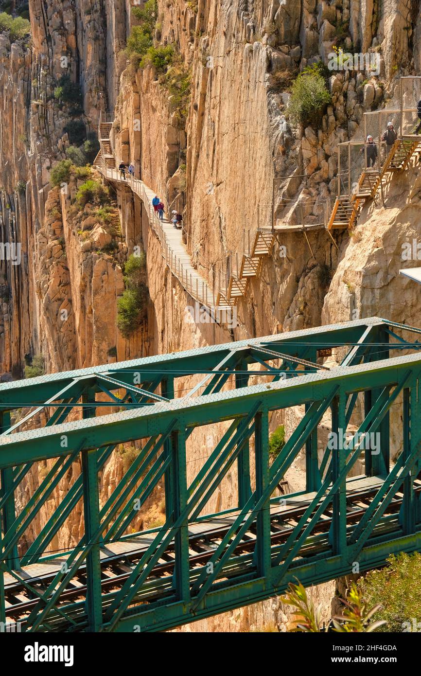 Ferrovia sopraelevata vicino al pericoloso sentiero della gola del Caminito del Rey a Malaga (Spagna) Foto Stock