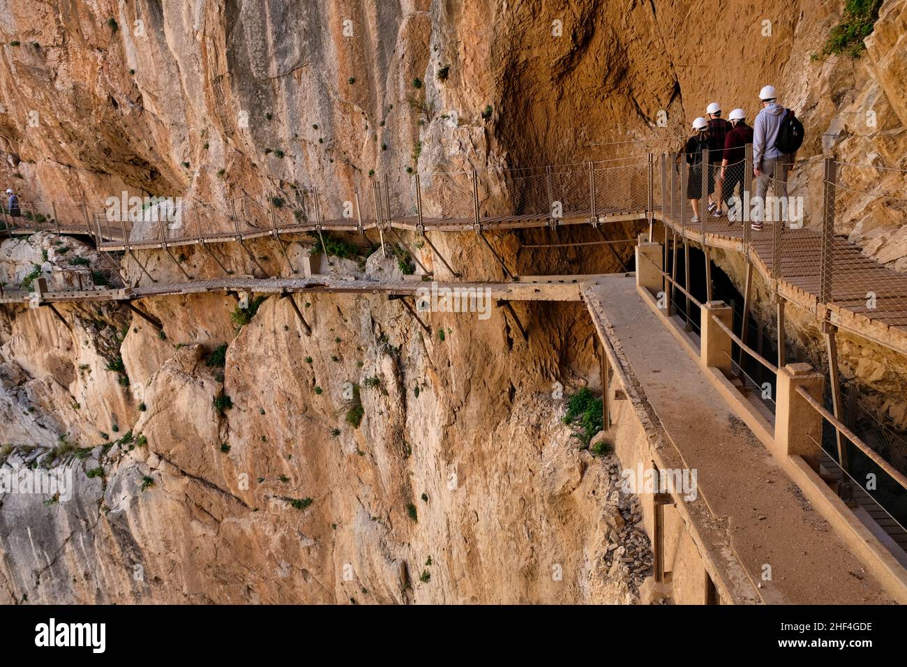 Persone in pista sospesa nella gola del Caminito del Rey Foto Stock