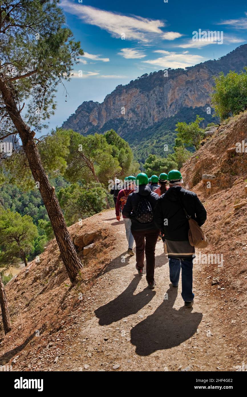 Persone con casco escursioni in montagna a Malaga (Spagna) Foto Stock