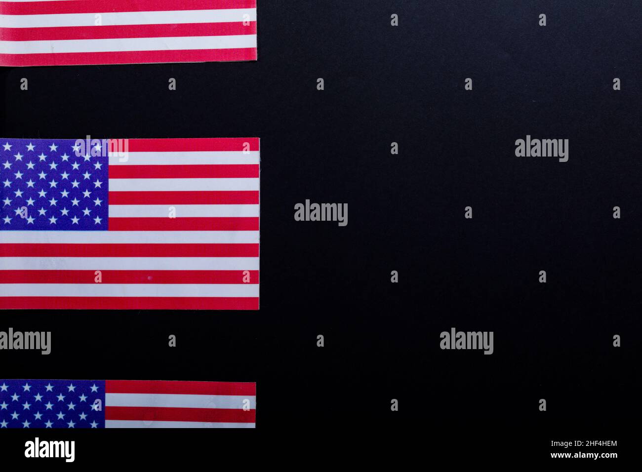 Riga di bandiere usa con stelle e strisce da spazio copia su sfondo nero Foto Stock
