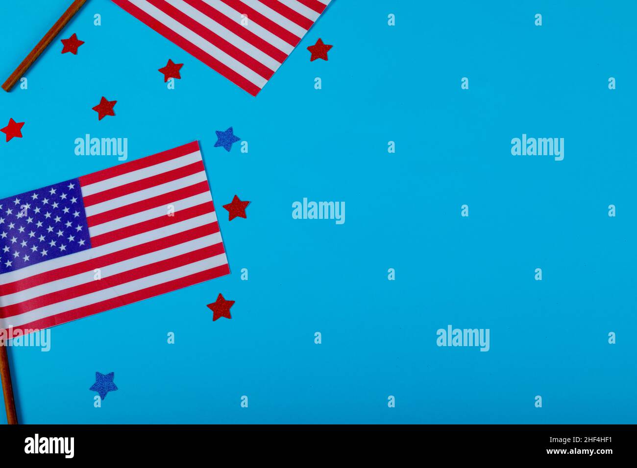Piccole bandiere americane su bastoni da stelle glitter da spazio copia su sfondo blu Foto Stock