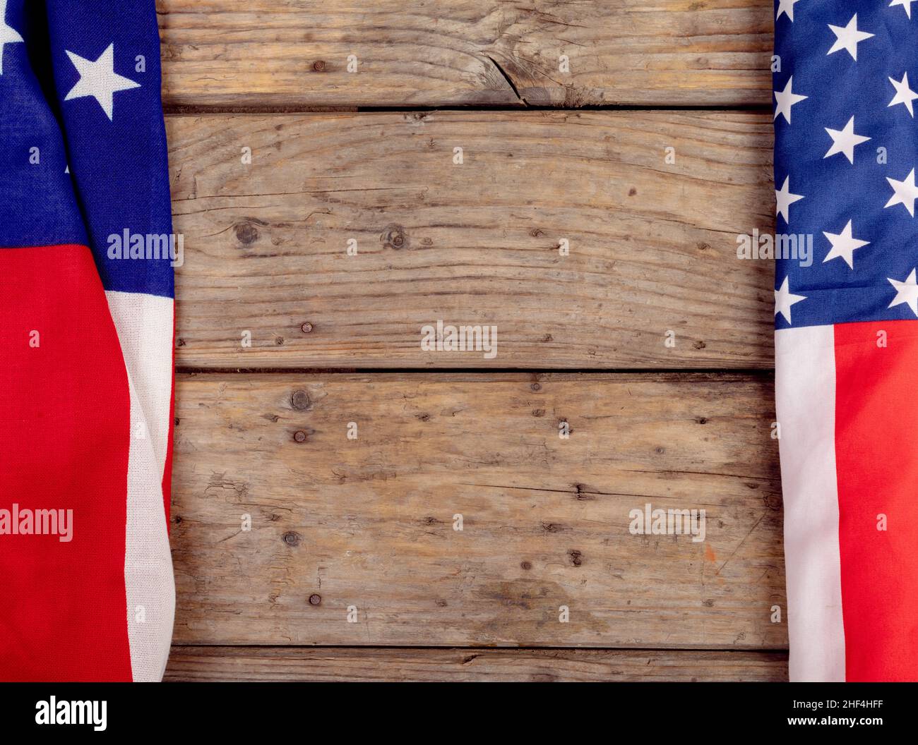 Vista dall'alto delle bandiere americane con stelle e strisce su un tavolo di legno insieme allo spazio per le copie Foto Stock