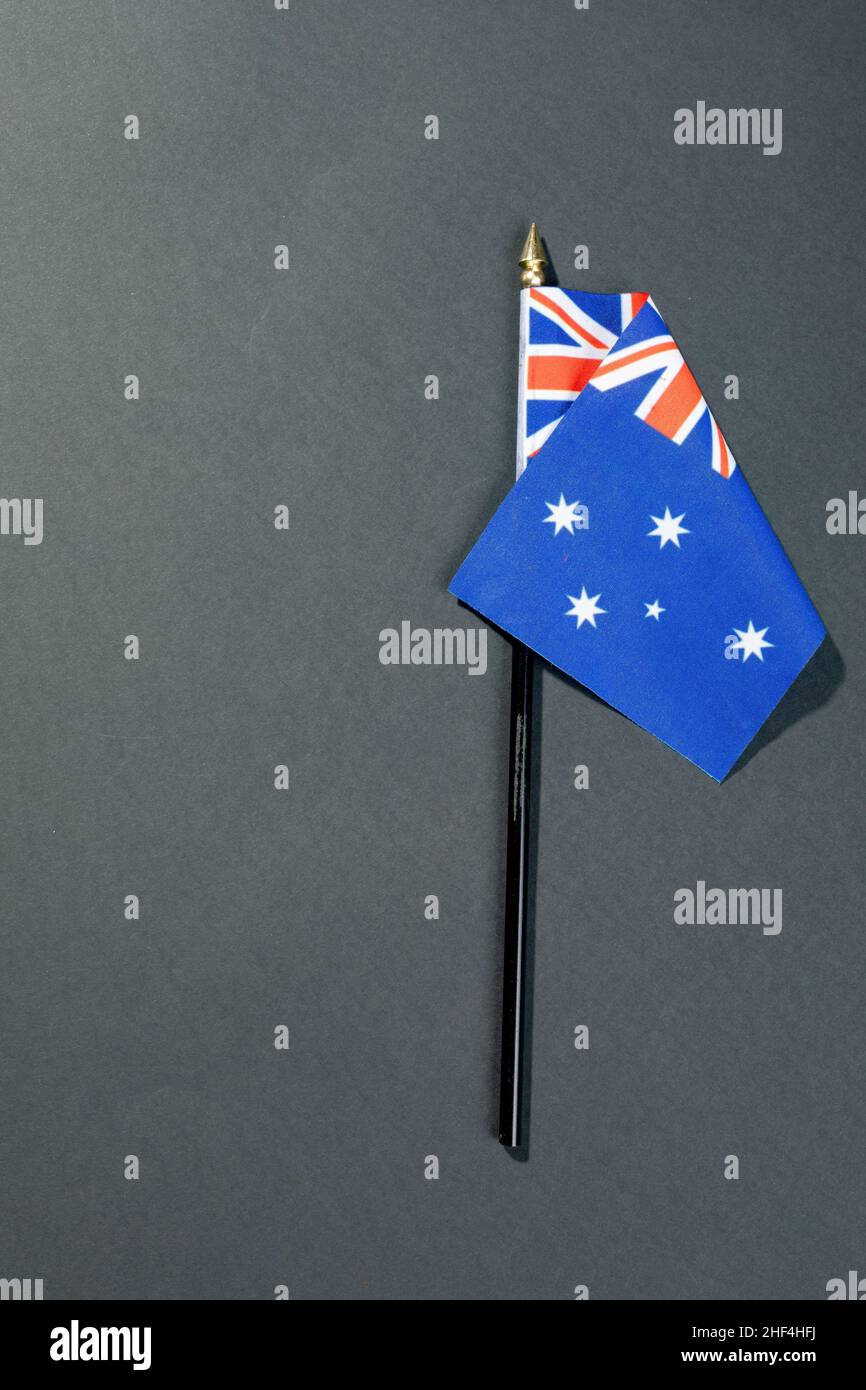 Vista dall'alto di stelle e Union jack sulla bandiera australiana bastone da spazio copia su tavola nera Foto Stock