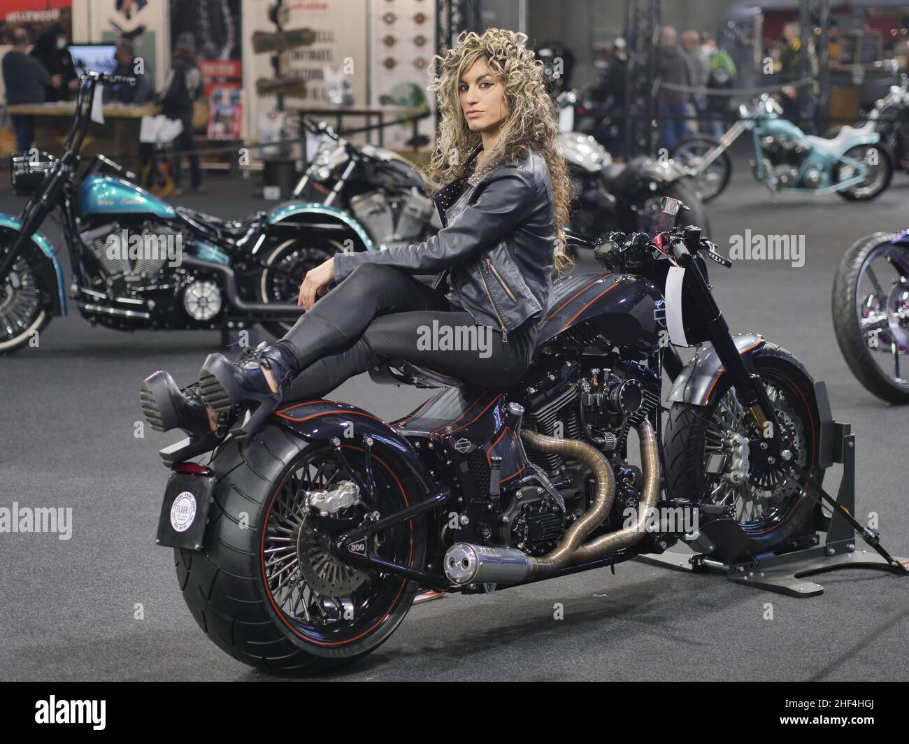 Gorls on Motor Bikes esposto al Motor Bikes expo Verona, Veneto, Italia. Gennaio 2022 Foto Stock