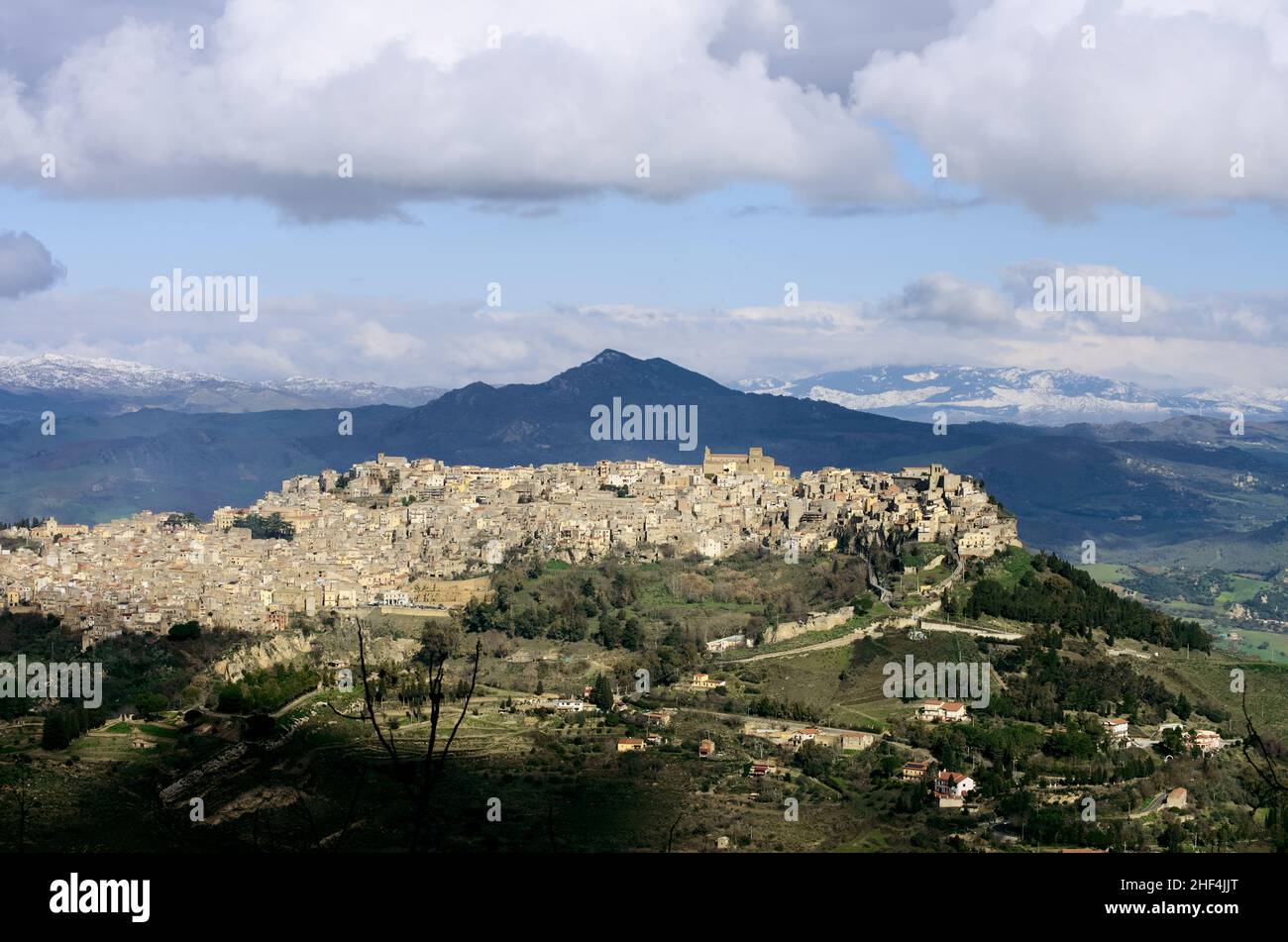 Paesaggio chiaro e ombra città di montagna di Calascibetta in Sicilia campagna Foto Stock