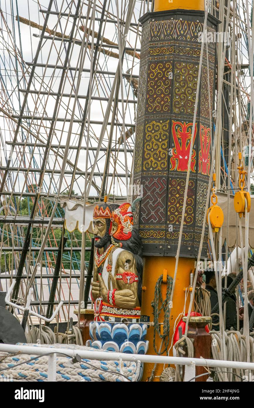 Statua scolpita alla base dell'albero sulla nave da addestramento indonesiana Dewaruci, gara di navi da tall, Newcastle Inghilterra, UK 2005 Foto Stock