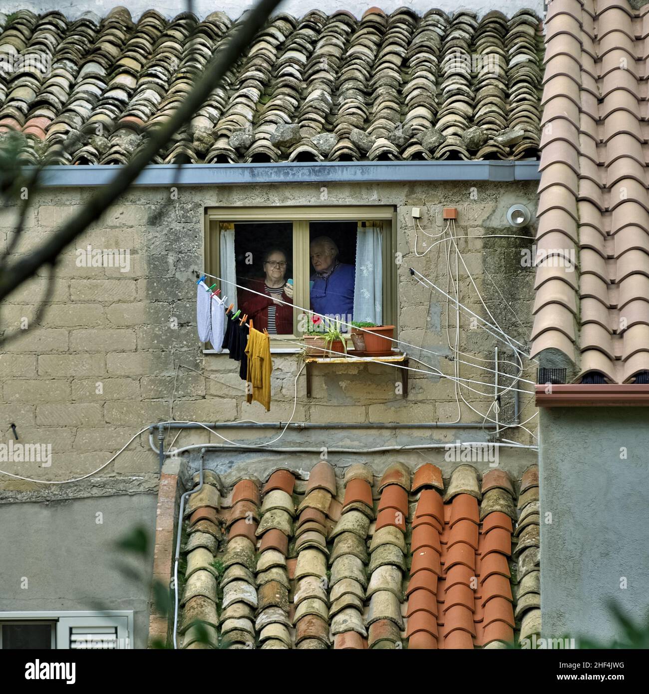 vecchia coppia alla finestra Foto Stock