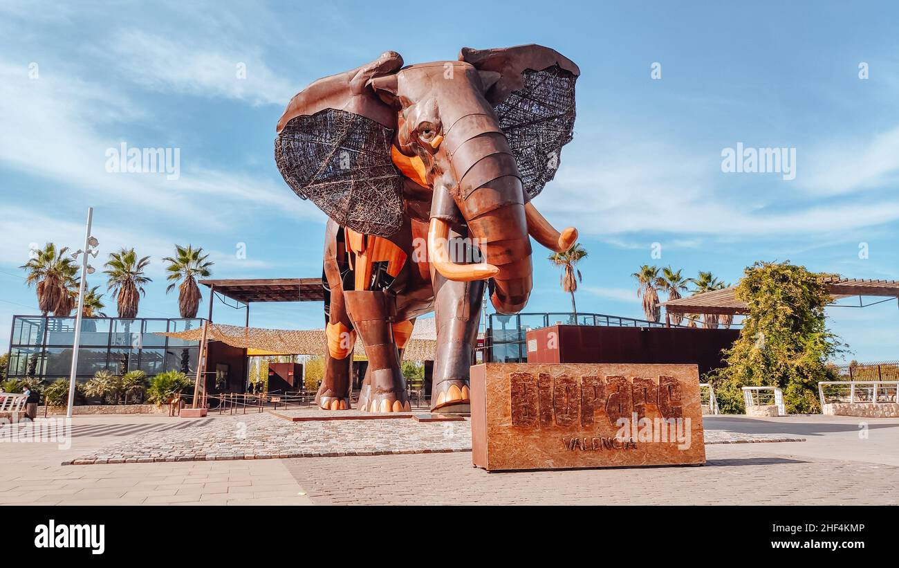 VALENCIA, SPAGNA - 27 OTTOBRE 2021. Ingresso al Bioparco di Valencia con una grande statua di un elefante. Il Bioparc è uno zoo di nuova generazione nella città di V. Foto Stock