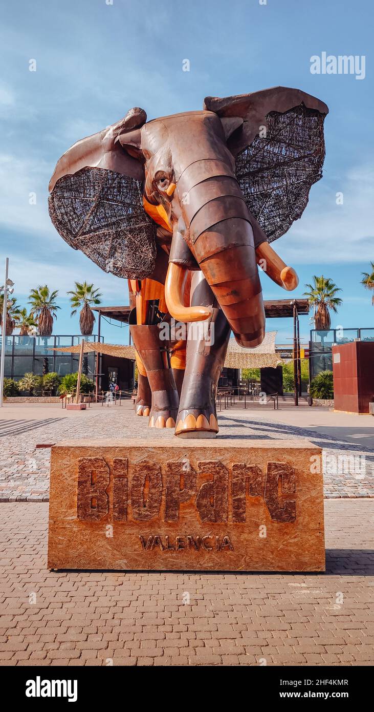 VALENCIA, SPAGNA - 27 OTTOBRE 2021. Ingresso al Bioparco di Valencia con una grande statua di un elefante. Il Bioparc è uno zoo di nuova generazione nella città di V. Foto Stock