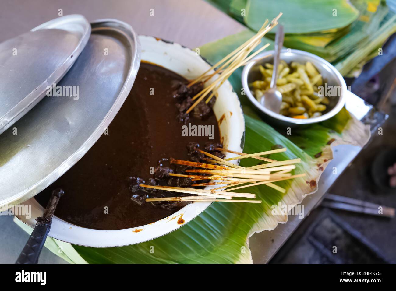 Buffalo satay è un alimento tradizionale del Kudus, Giava centrale, Indonesia che usa la salsa di arachidi. Foto Stock