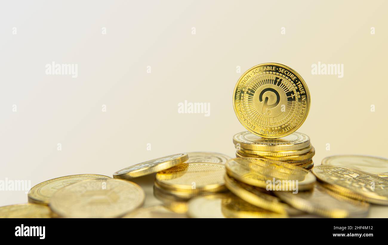 Criptovaluta Polkadot o Dot in piedi su un mucchio di monete d'oro cripto con spazio copia. Foto Stock