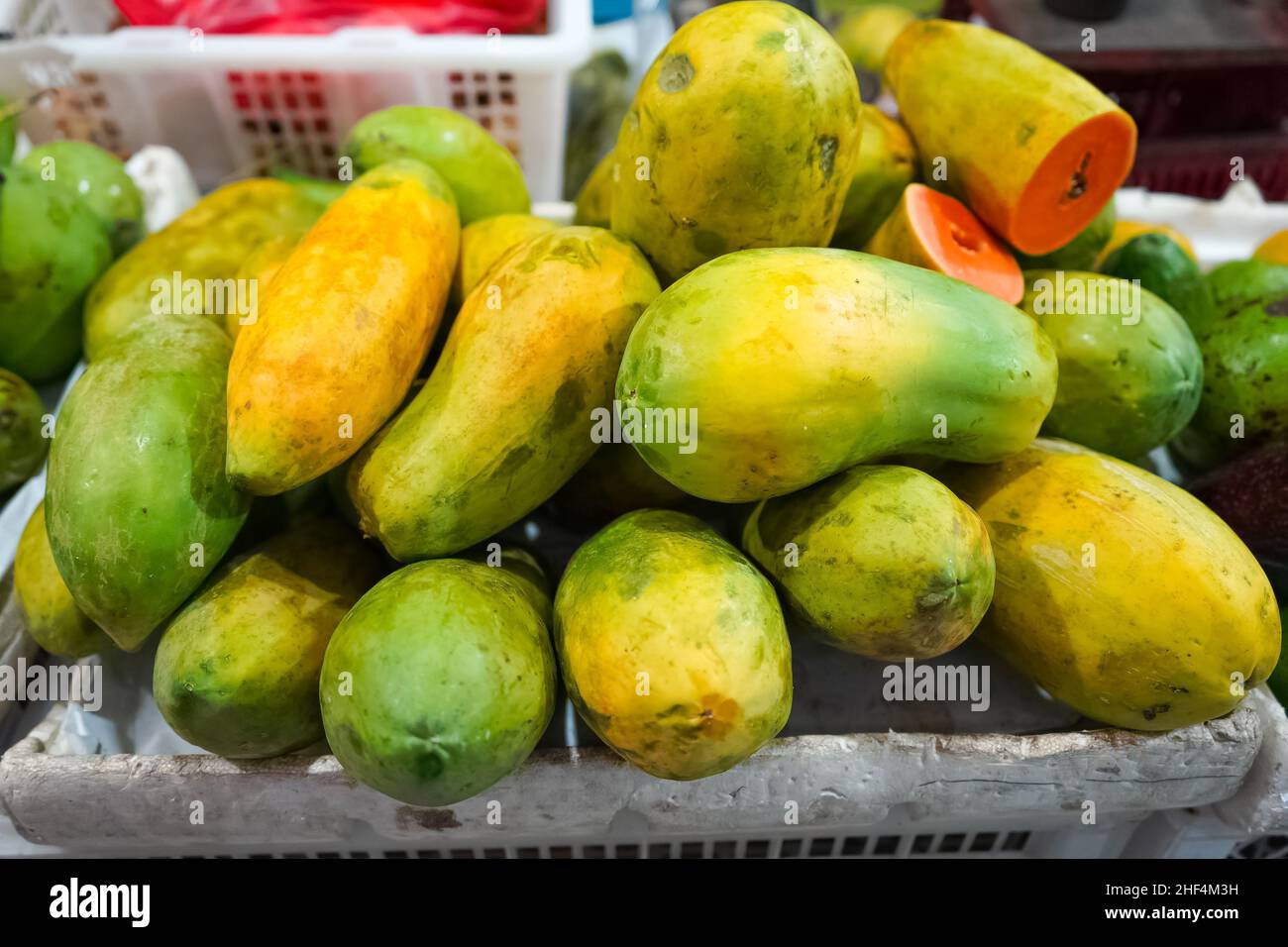 Le papaie mature sono vendute sul mercato. Questo frutto di papaia contiene molte vitamine e può lanciare movimenti intestinali perché contiene molte fibre. Foto Stock