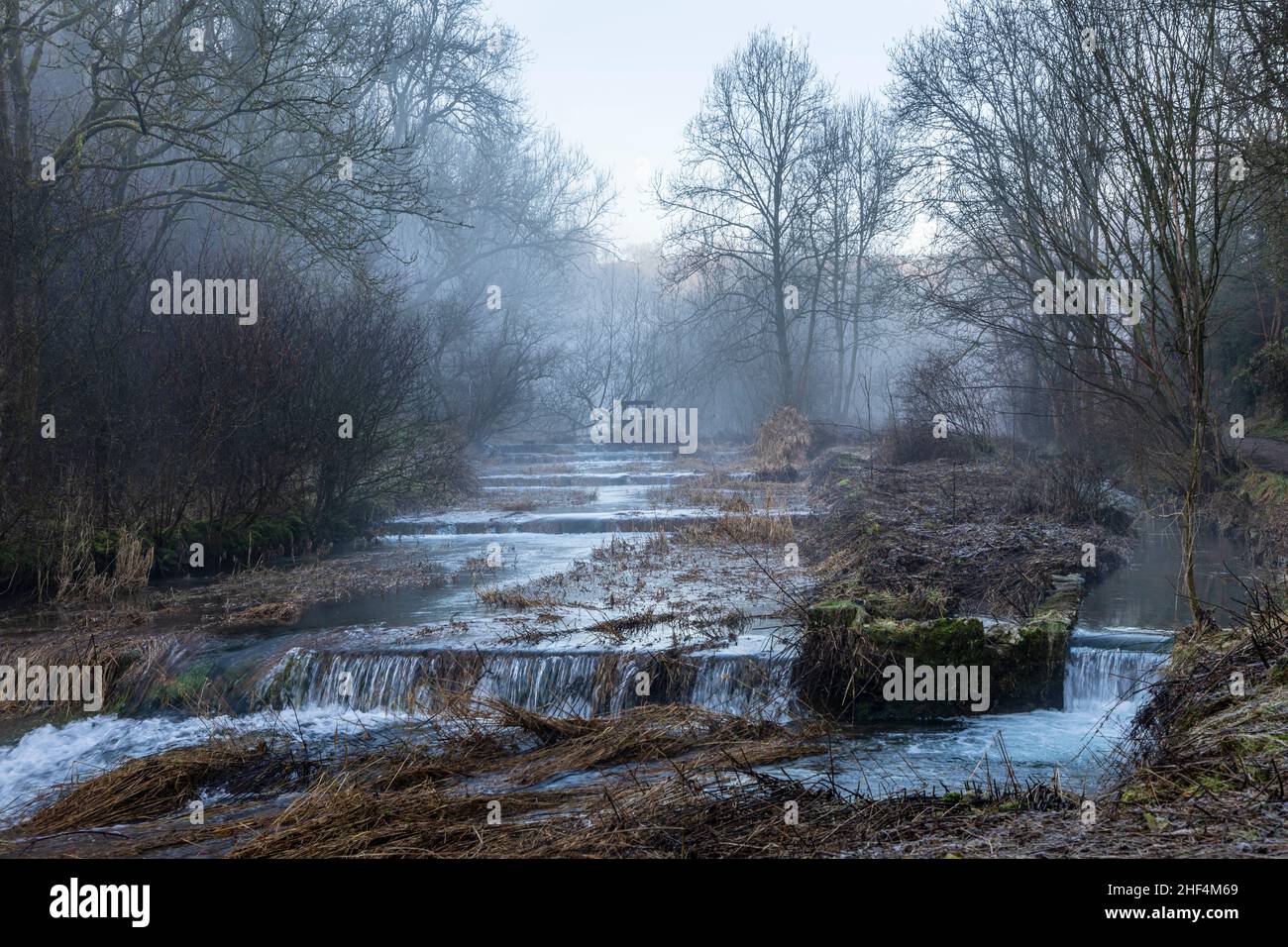 Il fiume Lathkill in una mattinata d'inverno nebbiosa, Lathkill Dale, Peak District National Park, Derbyshire, Inghilterra Foto Stock