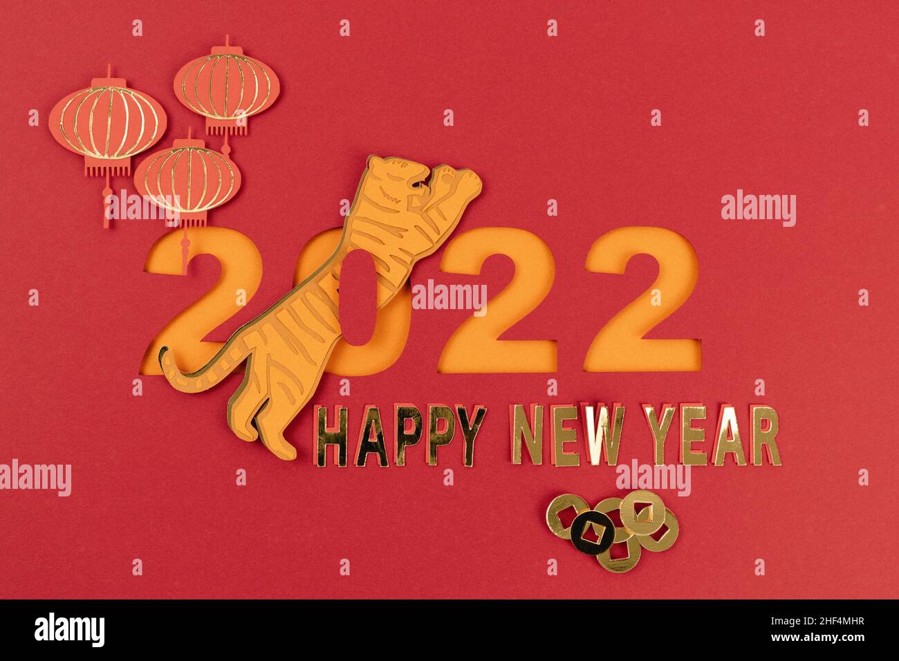 Capodanno cinese. Decorazioni con motivi tradizionali cinesi di Capodanno, decorazioni in carta ritagliate su sfondo di cartone rosso. Spazio di copia. Foto Stock