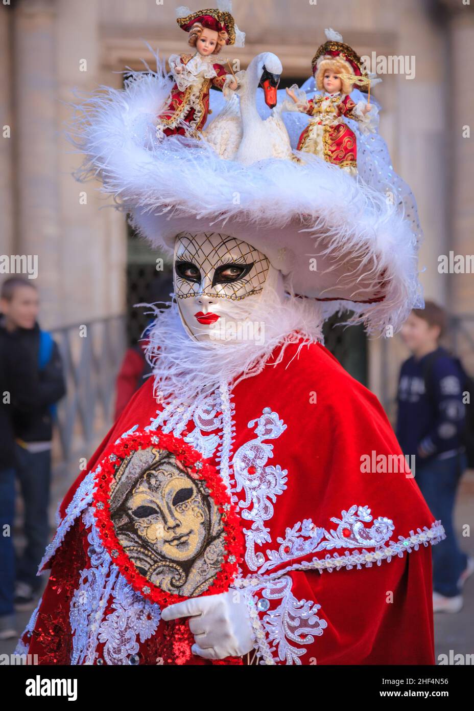 Donna in storico rococò veneziano abito fantasia costume, cappello e  maschera, posa al Carnevale di Venezia, Carnevale di Venezia, Italia Foto  stock - Alamy