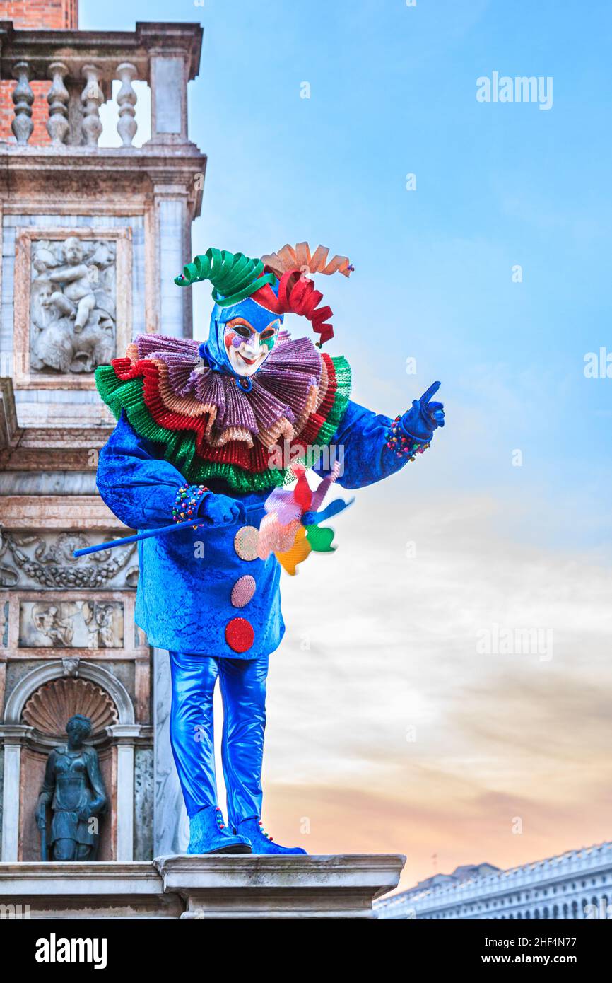 Uomo in colorato costume arlecchino harlequin al Campanile in Piazza San Marco, Carnevale di Venezia, Carnevale di Venezia, Italia Foto Stock