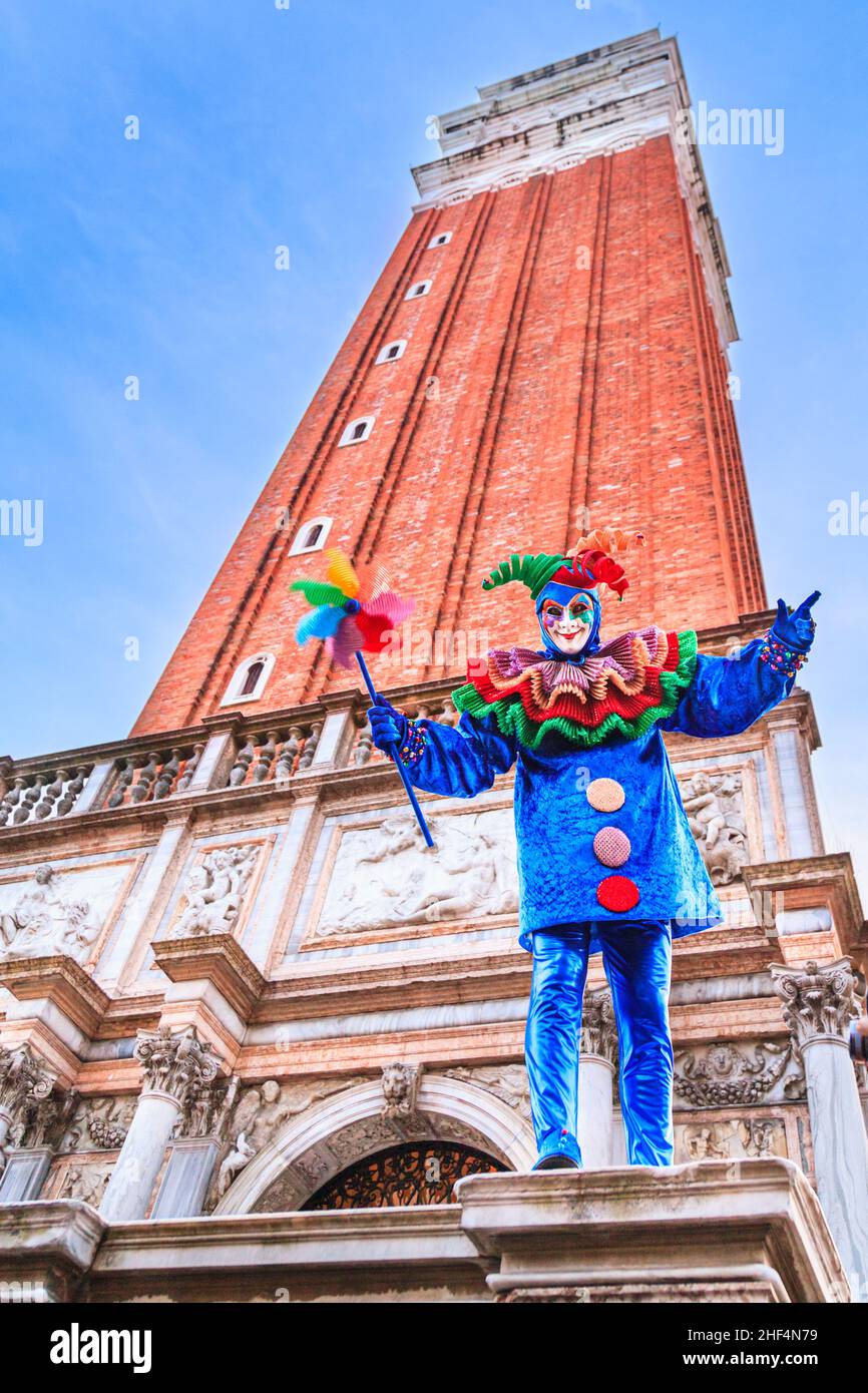 Uomo in colorato costume arlecchino harlequin al Campanile in Piazza San Marco, Carnevale di Venezia, Carnevale di Venezia, Italia Foto Stock