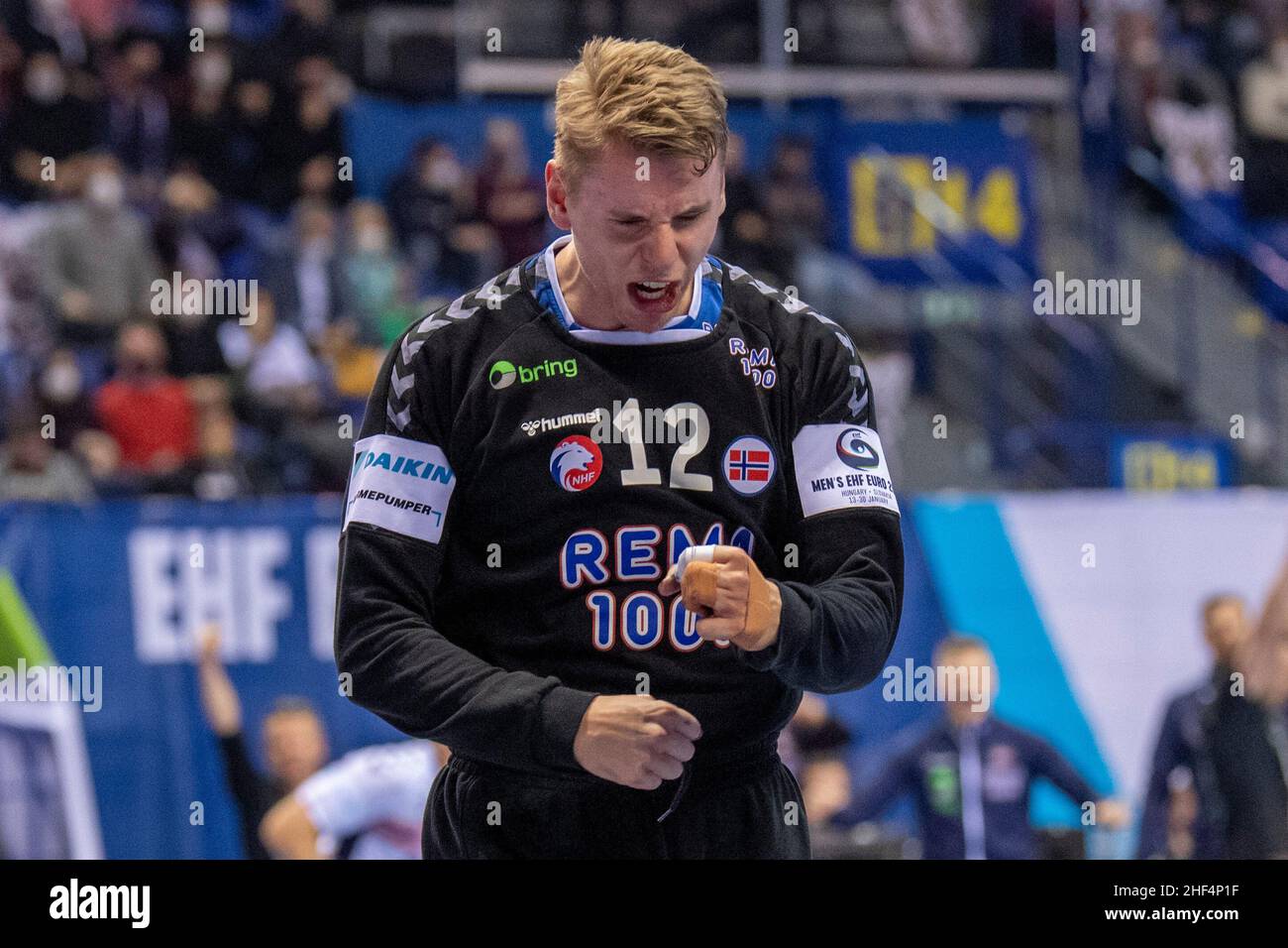 Košice, Slovacchia 20220113.il norvegese Kristian Saeveraas fa il tifo durante la partita di pallamano tra Norvegia e Slovacchia all'Steel Aréna durante i campionati europei 2022 in Slovacchia e Ungheria. Foto: Annika Byrde / NTB Foto Stock