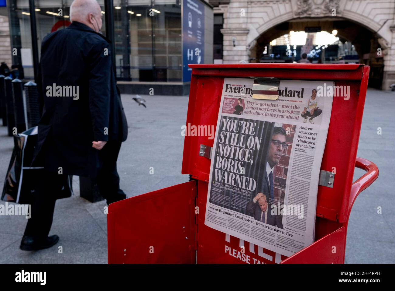 Mentre i partiti pandemici di Downing Street Covid continuano durante la travagliata prima di Boris Johnson, il Cancelliere, Rishi Sunak appare sulla prima pagina dello Standard serale a Victoria Station, il 13th gennaio 2022, a Londra, Inghilterra. Il Cancelliere Sunak è uno dei tanti nomi che si sono ribaltati per unirsi a una leadership Tory quando arriva il momento delle dimissioni del primo Ministro Johnson. Foto Stock