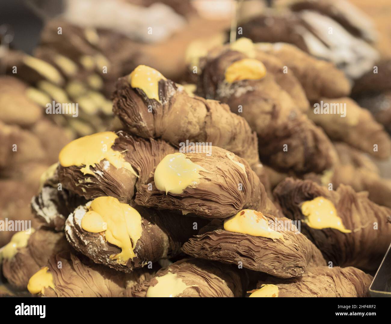 Deliziose torte di pasta sfoglia ripieni di abbondante crema alla vaniglia Foto Stock